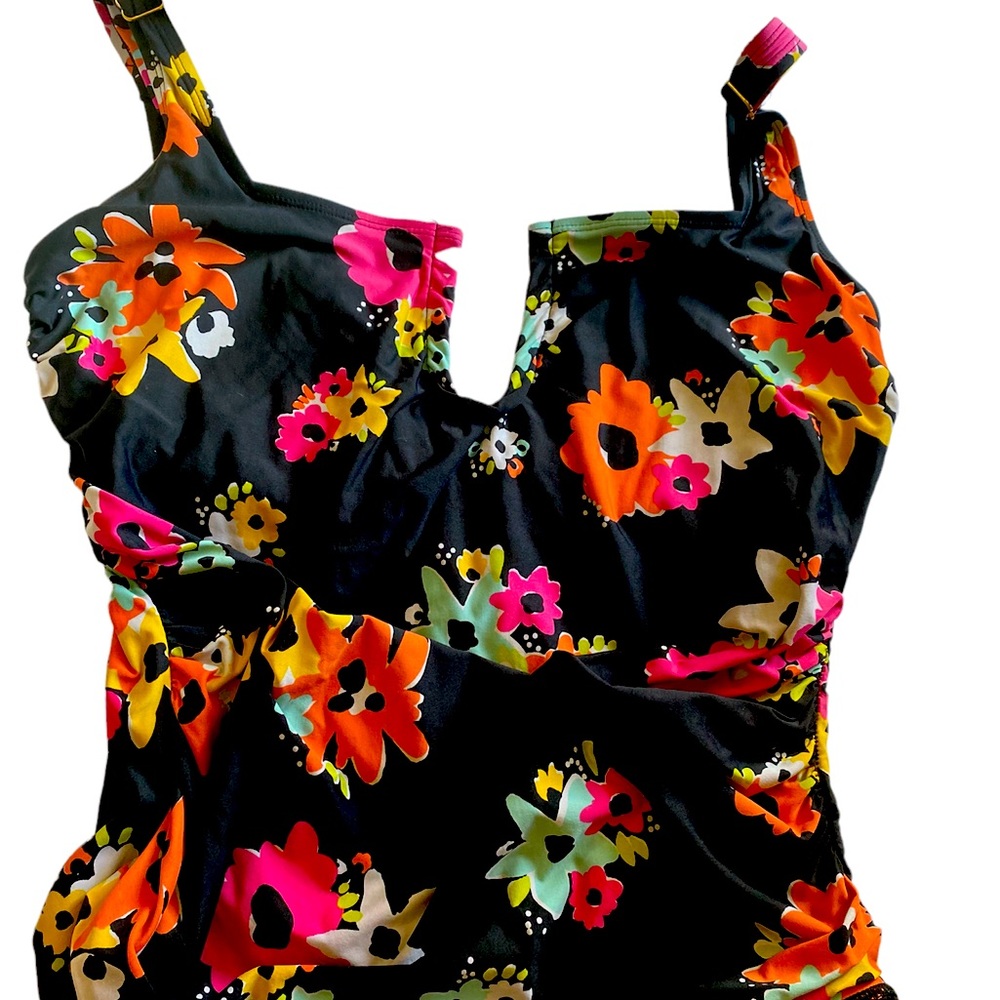 Anna Cole swimsuit size 16 gorgeous colors looks good on all skin types. Used